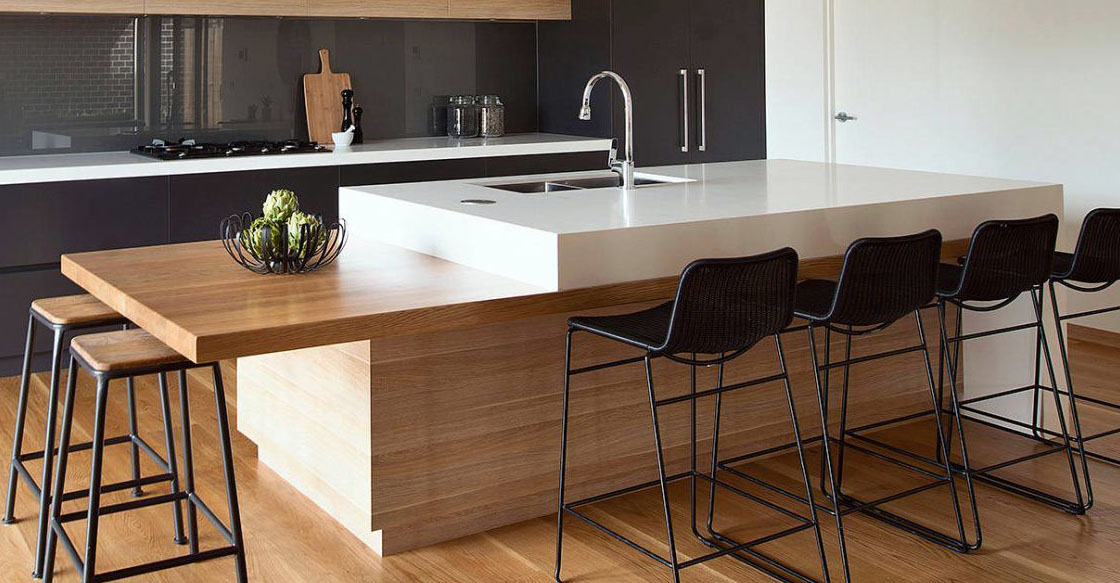Cocina con encimera porcelánica