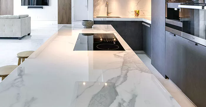 Cocina con encimera de mármol