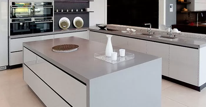 Cocina con encimera silestone